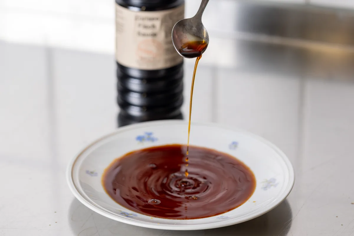Man sieht fertige Fischsauce.